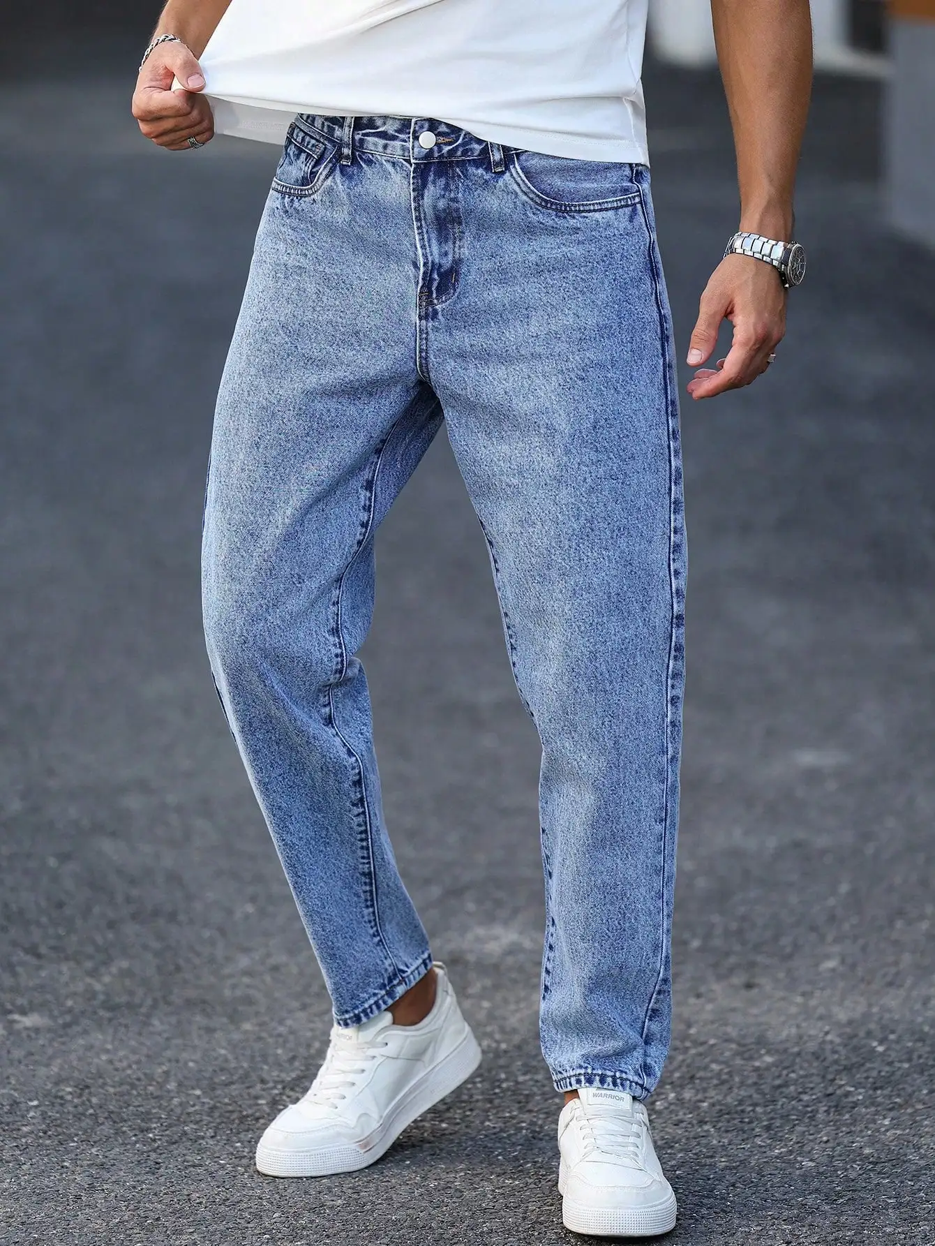 Hellblaue gewaschene Denim-Hosen für Herren sind einfach, lässig und modisch, schmal geschnitten, um lange Beine zu zeigen und vielseitig einsetzbar. Image