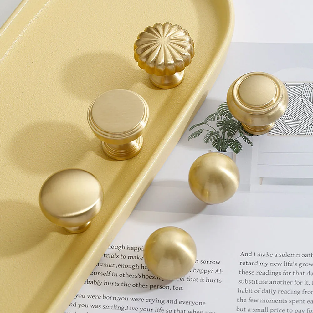 Einfachste Knöpfe und Griffe: Goldener runder Griff, französischer nordischer Schubladengriff, Schranktürknöpfe aus massivem Messing, Dekor-Hardware Image