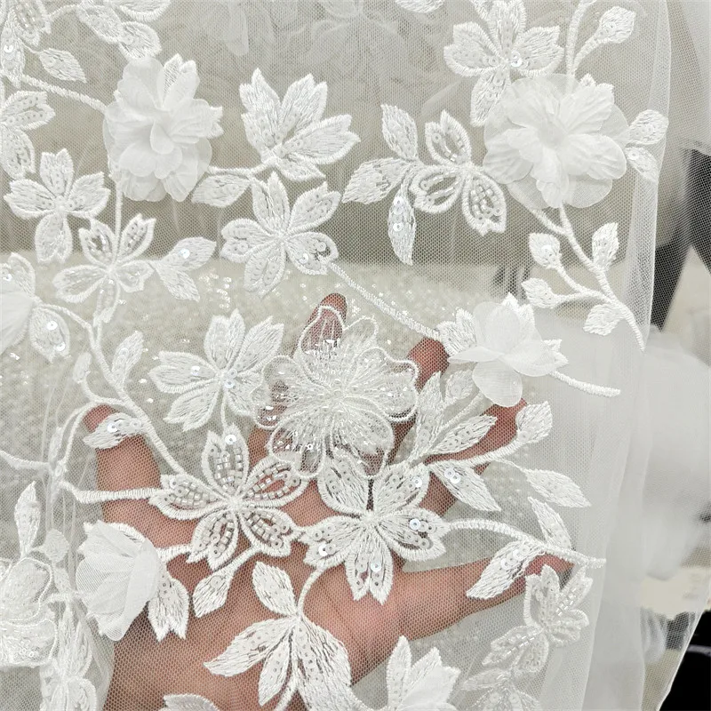 3D-Blumen, weißes Tüllmaterial, Hochzeitskleid, bestickte Perlen, Pailletten, Spitze, applizierter Stoff Image