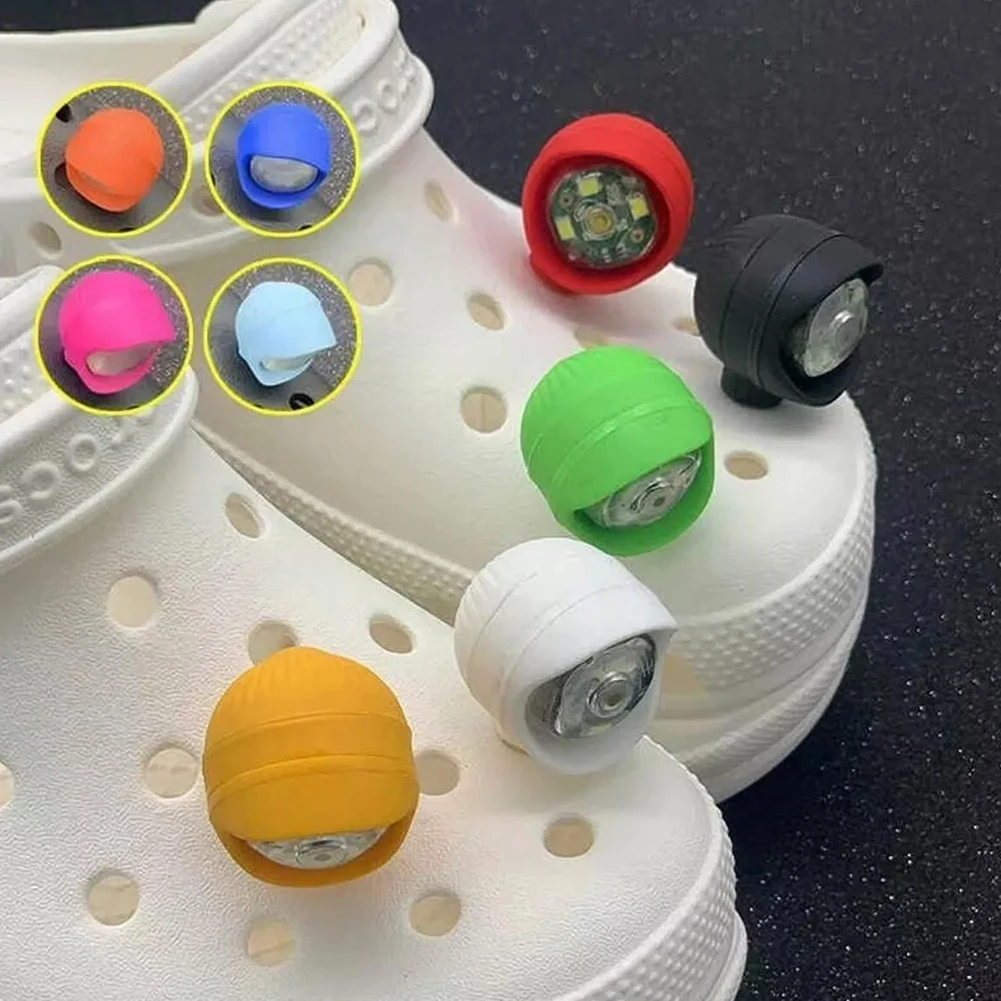2 Stück ausgehöhlte Schuhe Lichter leuchtende Slipper Dekoration Charm Scheinwerfer für Crocs Cloggs Schuhscheinwerfer wasserdicht Wandern