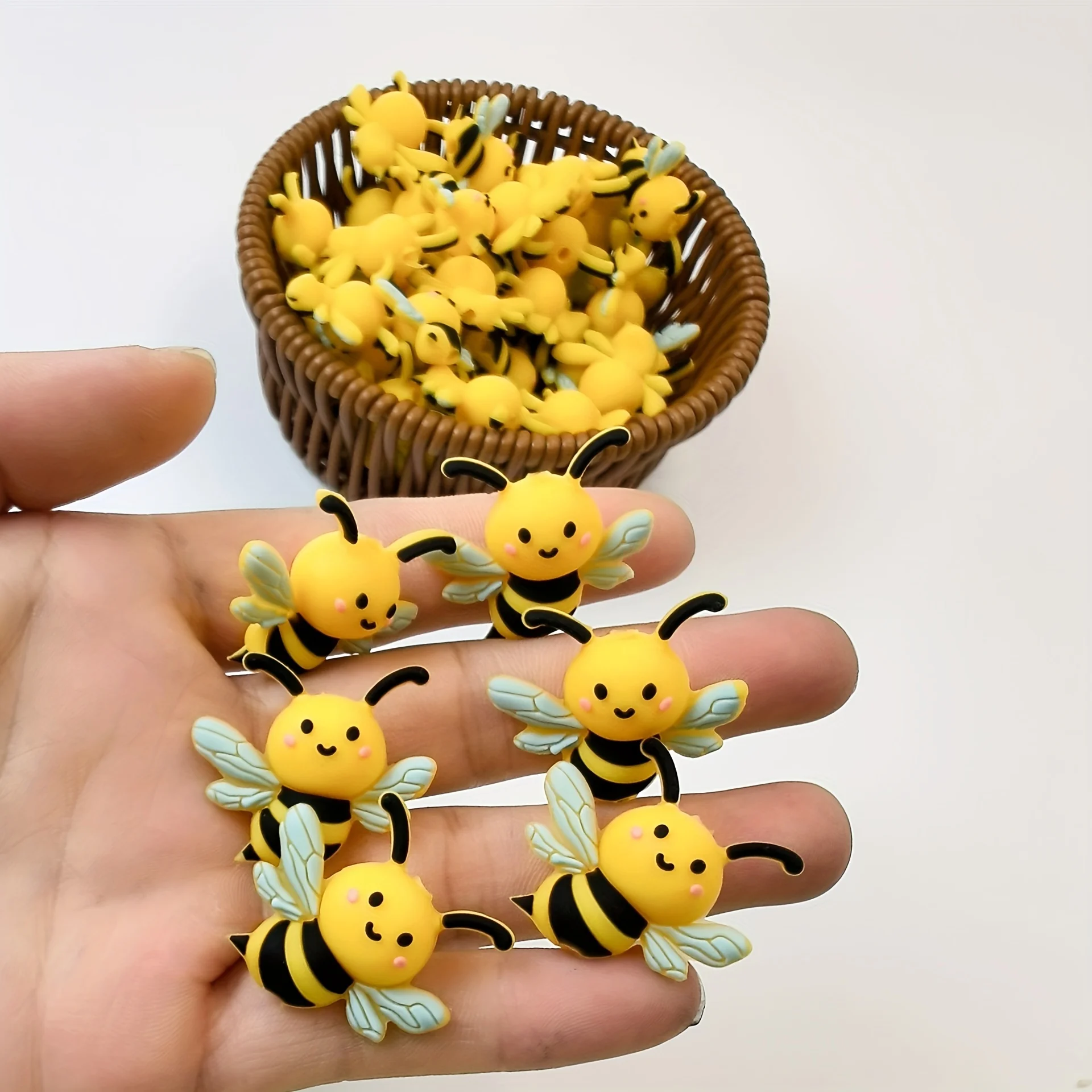 5Pcs Silikon Brenn Thema 3D Bee Spacer Charakter Perlen Für Schmuck Machen DIY Kreative Spezielle Perlen Stifte Dekore Schlüsselbund Image