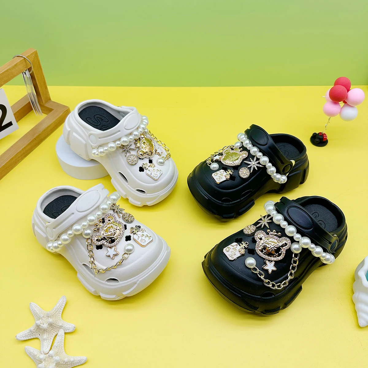 Neue modische und vielseitige Clogs, weiche Sohle, rutschfeste Zehenkappen-Sandalen, Cartoon-Perlenkette, Krone, Bär, Jungen und Mädchen, Familienhausschuhe 606 Image