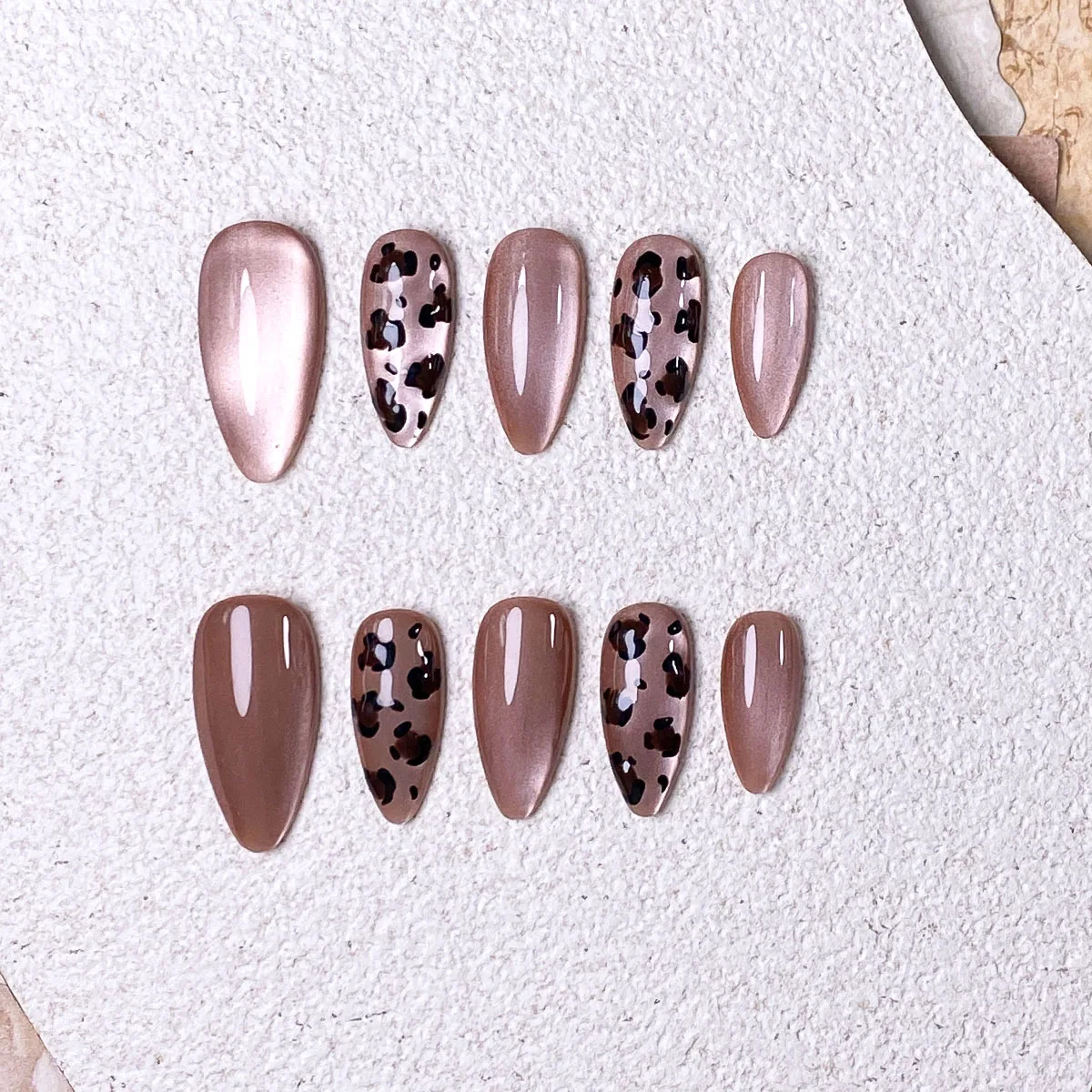 10 Stück handgefertigte braune Glitzer-Press-on-Nägel mit Leopardenmuster, elegant, romantisch, minimalistisch, hochwertig, sexy und leicht luxuriös. Image
