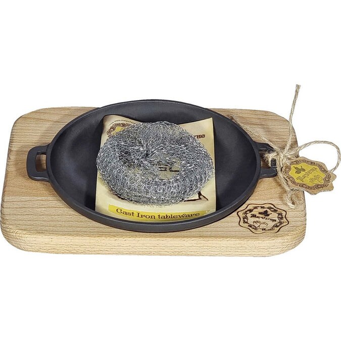 MAYSTERNYA Gusseiserne Servierpfanne auf Holzbrett – ø 18 x 2,5 cm – Grillpfanne – Gusseisen – Grillen – Geschenk – PFAS-frei – Schwarz Image