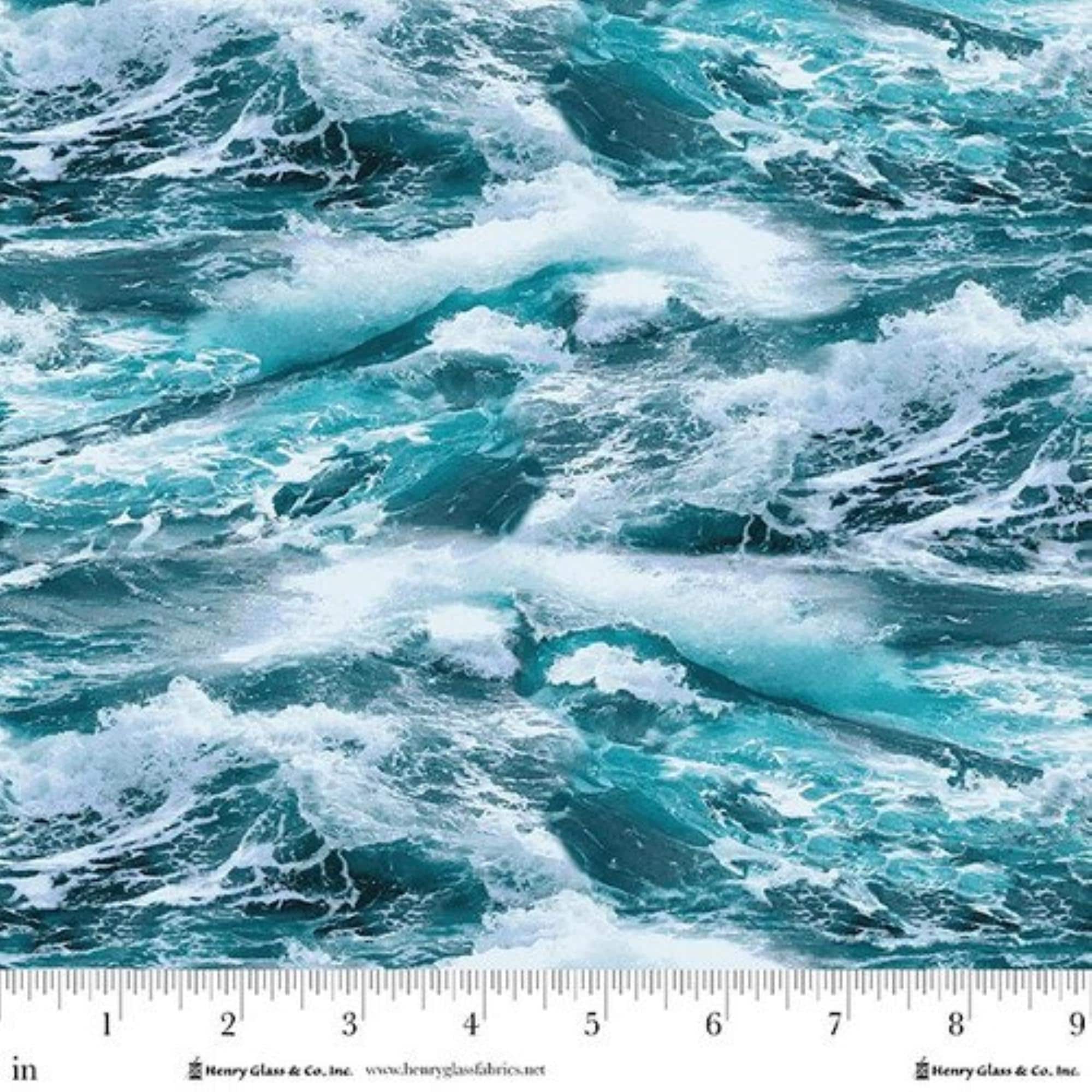 "Tessuto con motivo \"Acqua tempestosa dell'oceano\", \"Guardiani costieri\" di Henry Glass Fabrics / Tessuti a metraggio e da ritagli per \"Navigazione in"