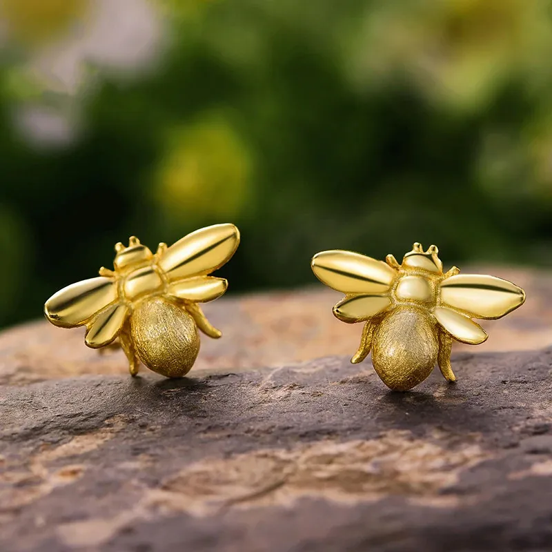 Huitan Einfache Mode Biene Ohrringe für Frauen Metallic Stil Lustige Mädchen Ohrringe Hohe Qualität Ohr Piercing Schmuck Drop Shipping Image