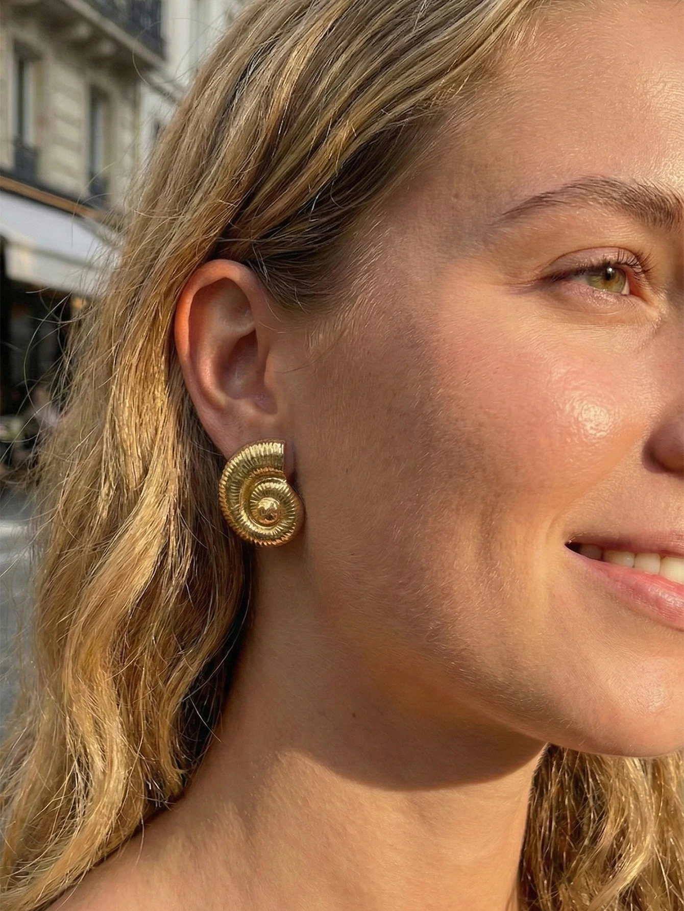 Sommerlicher Ozean-Strand-Urlaubsstil Neue Muschelförmige Textur Asymmetrische Übergroße Conch Runde Edelstahl-Ohrringe Image