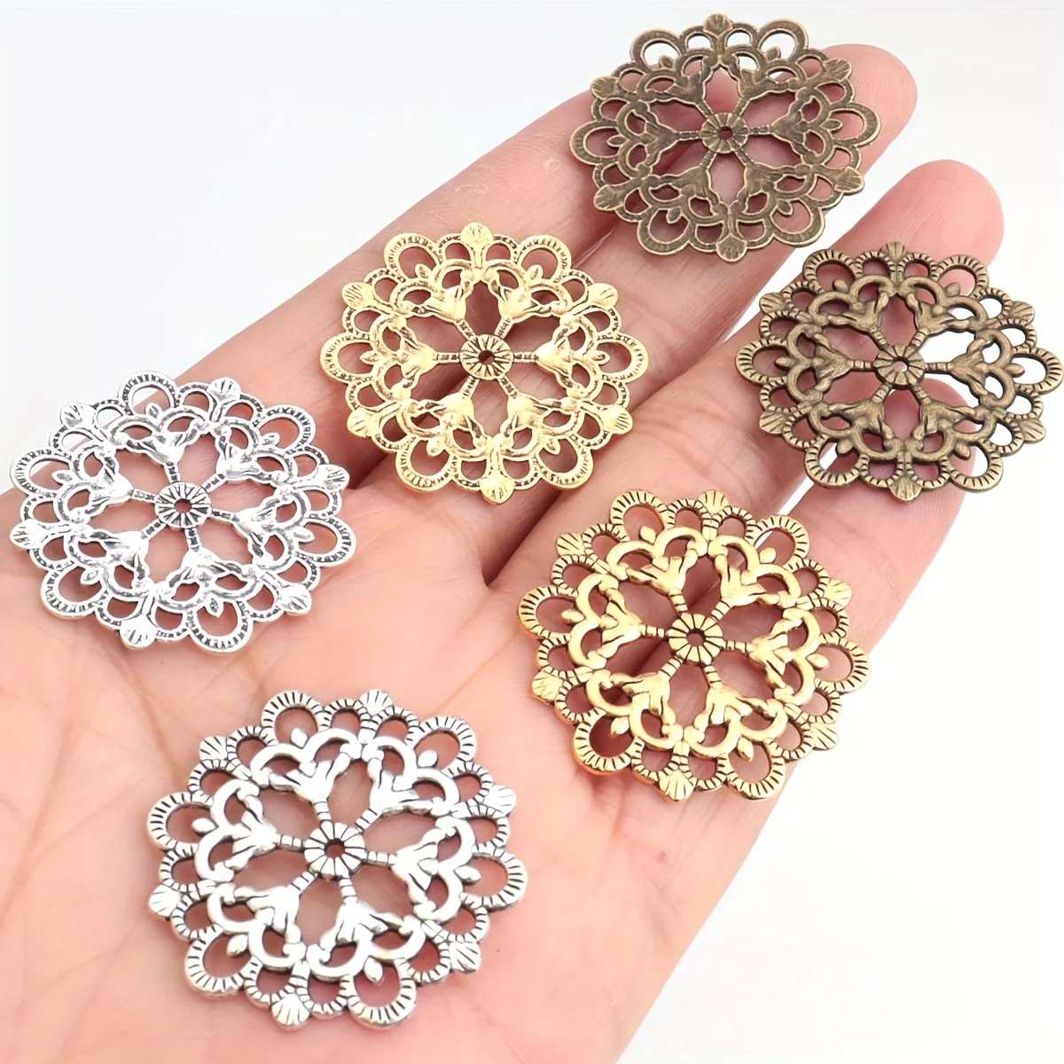 30 Stück 30 mm/1,2 Zoll große klassische Y-/klassische gold-/antikbronzefarbene hohle Spitzenblumen-Anhänger aus Legierung, rund, als Weihnachtsschmuck