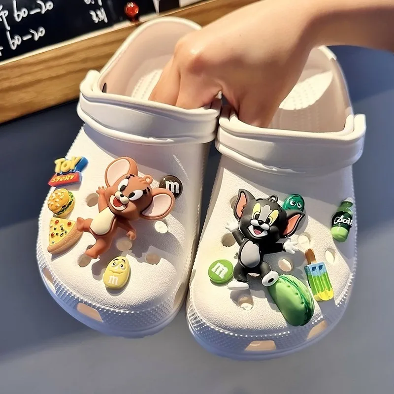12 Teile/satz Cartoon Tom und Jerry Schuh Charms DIY Loch Schuhe Abnehmbare Schnalle Garten Schuhe Zubehör Mädchen Frauen Festival Geschenk
