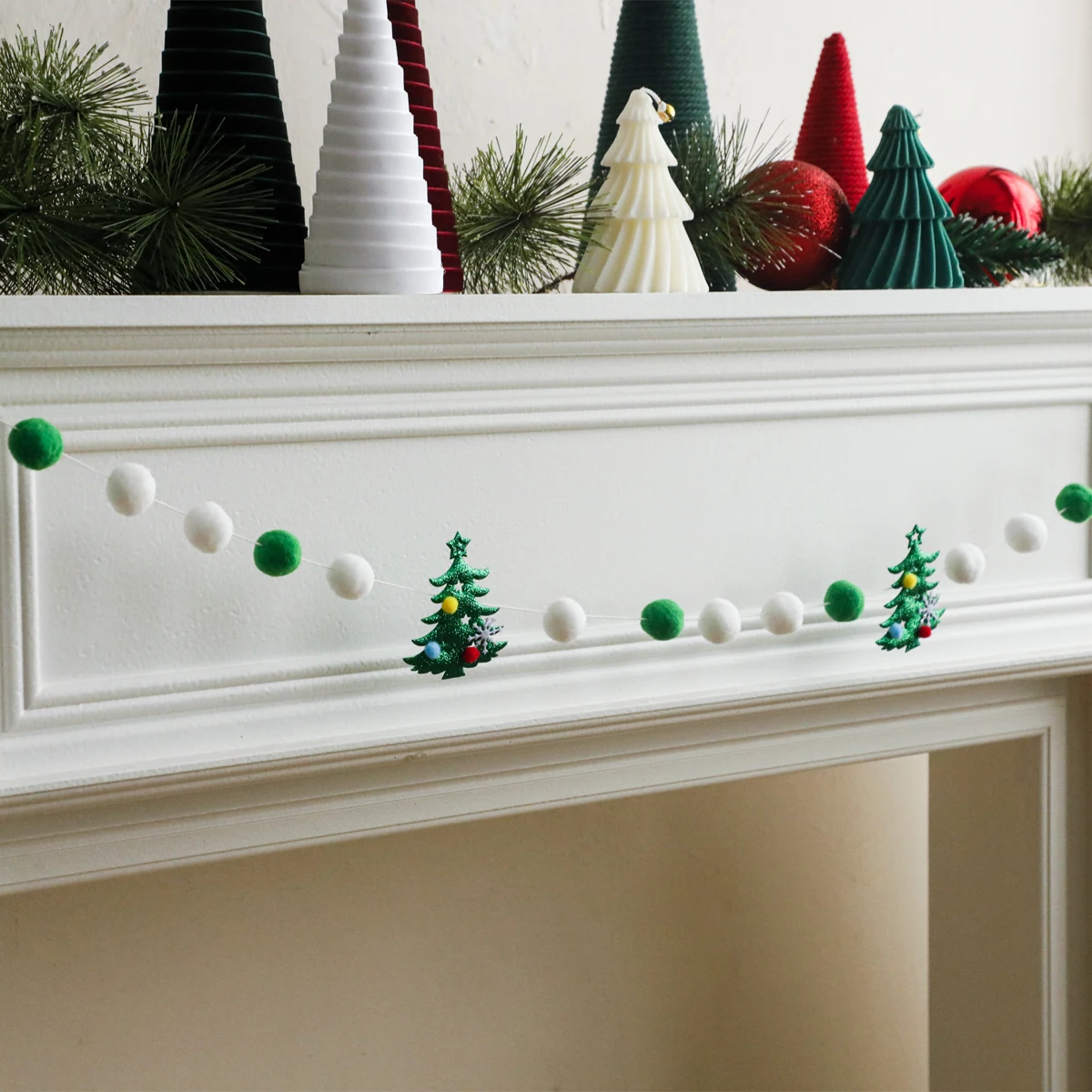 Weihnachtsbaum Pom Pom Girlande Grün Weiß Filz Kugelschnur mit Mini Baumschmuck für Weihnachtsbaum Kamin Wandbehang Dekor