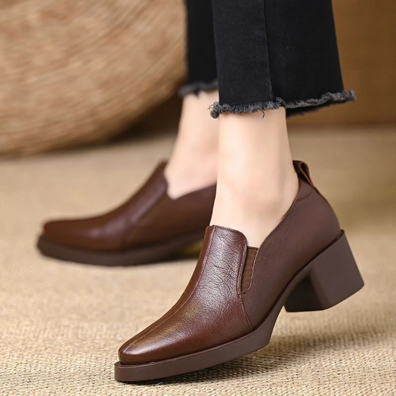 2025, Herbst/Winter, Vintage-Slip-on-Pendelschuhe im britischen Stil – Pumps mit tiefem V-Ausschnitt und spitzem Zehenbereich und klobigem Absatz aus weichem Leder Image
