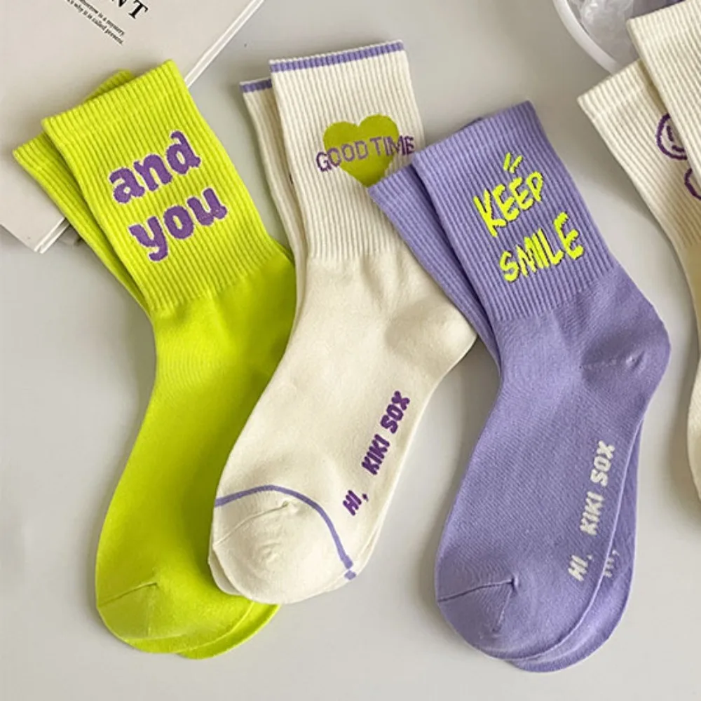 3/4/5 Paar Frauen Socken Koreanischen Stil Farbe Brief Mode Sport Socken Mädchen Atmungsaktive Mittelrohr Casual Crew Socken lustige Image