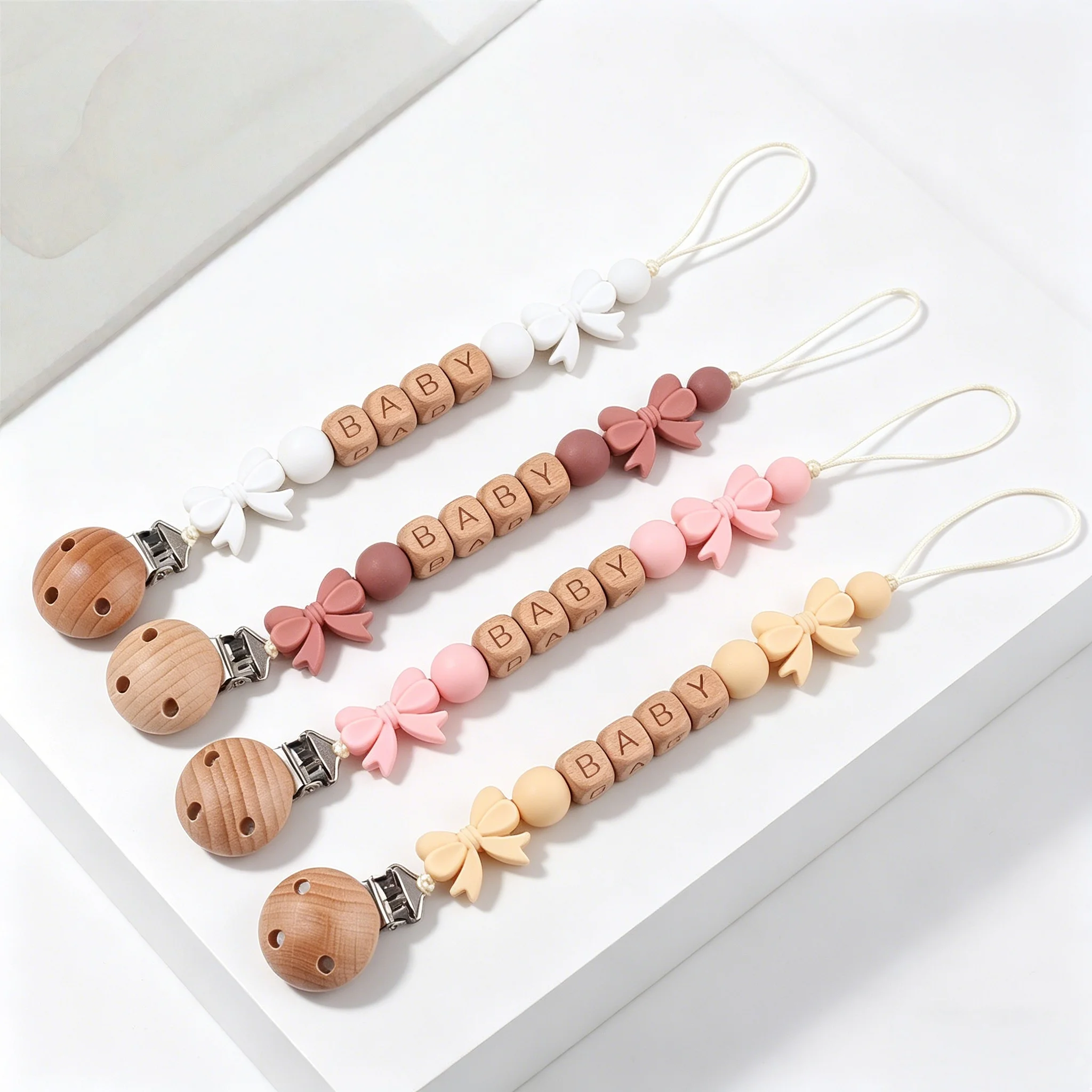 Anpassbare Namens-Baby-Schnullerkette aus lebensmittelechtem Silikon mit Schleife, Anti-Verlust-Clip und Beißspielzeug-Lanyard für Neugeborene Image