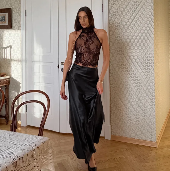 Sexy Schwarzes Spitzen-Set mit Durchsichtigem Oberteil für Damen, Schickes Schulterfreies Neckholder-Top und Langer Satinrock, Elegantes Abendparty-Outfit 2026 Image