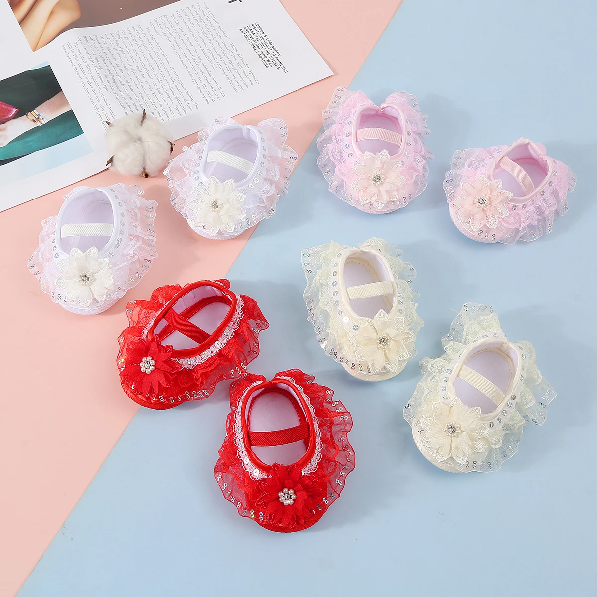Rutschfeste Lauflernschuhe für Babys, niedliche, weiche, flache Babyschuhe mit Blumendesign, geeignet für Partys und Versammlungen im Innenbereich. Image