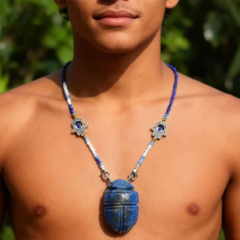 Handgeschnitzter natürlicher Lapislazuli-Edelstein, altägyptisches Kultursymbol, Rune, Skarabäus, Schnitzerei, Halskettenanhänger mit Hamsa-Kette Image