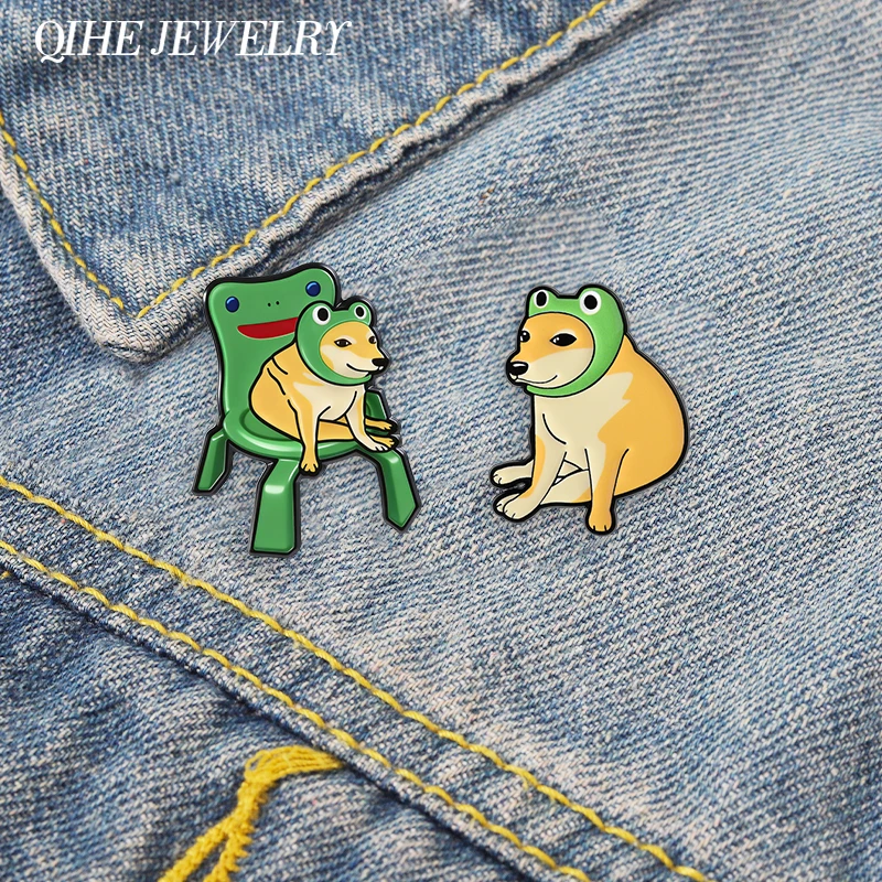 Lustige Hunde-Meme-Cosplay-Frosch-Emaille-Pins, Cartoon-Humor Shiba Inu Frosch-Kostüm und Stuhl-Brosche, Reversnadel, Schmuckgeschenk für Freunde Image