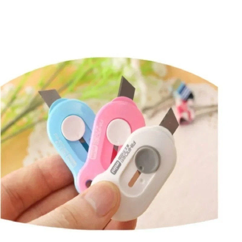 3-teiliges Mini Tragbares Haken-Universalmesser Multifunktionales Unsichtbares Kartonmesser Kompaktes Schneidewerkzeug Tägliche Schreibwaren Zufällige Farbe Image
