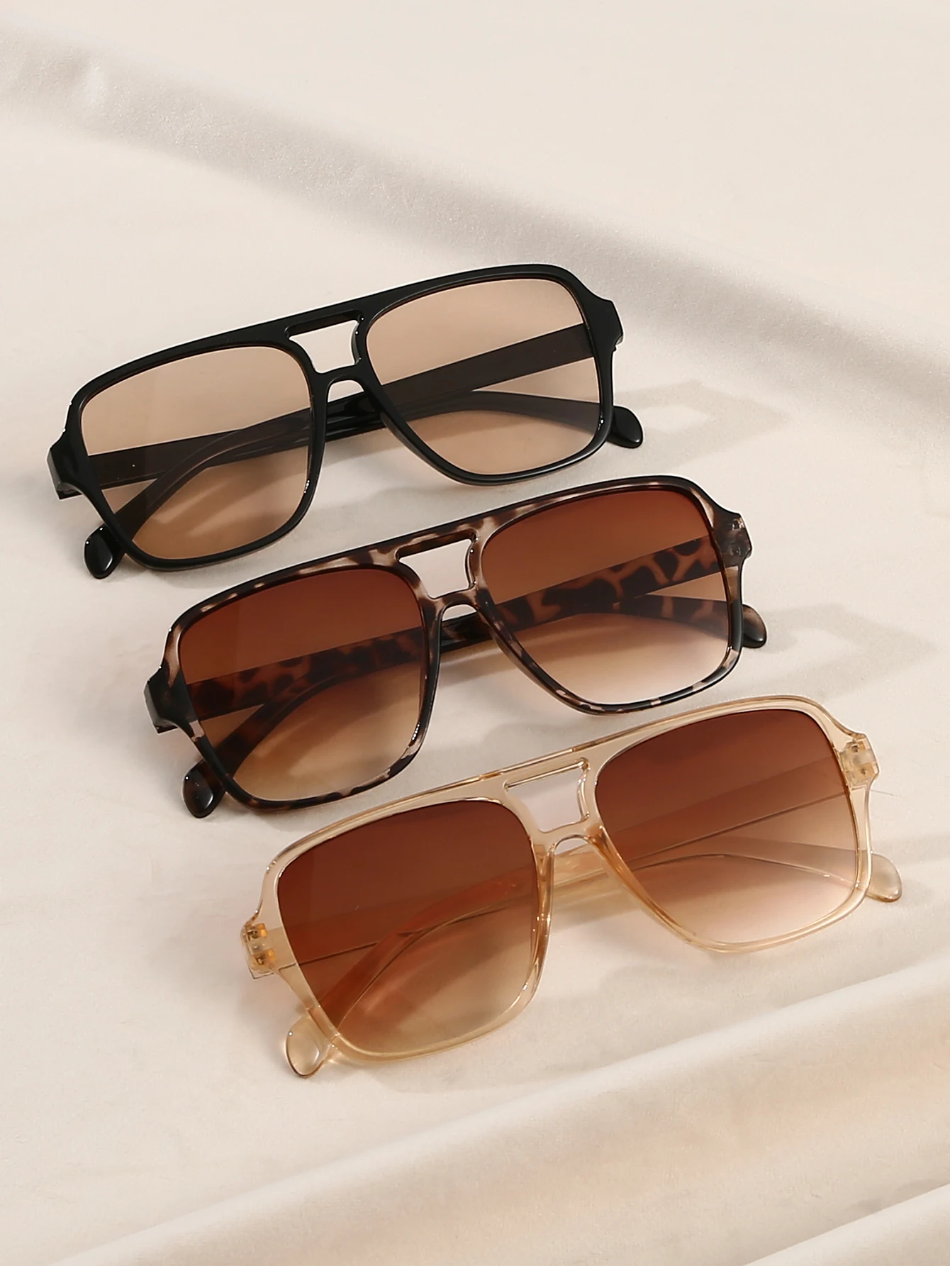 3-teiliges Set klassischer, rechteckiger Sonnenbrillen in verschiedenen Farben, modische Accessoires für Strand, Party, Autofahren und Outdoor-Aktivitäten. Image