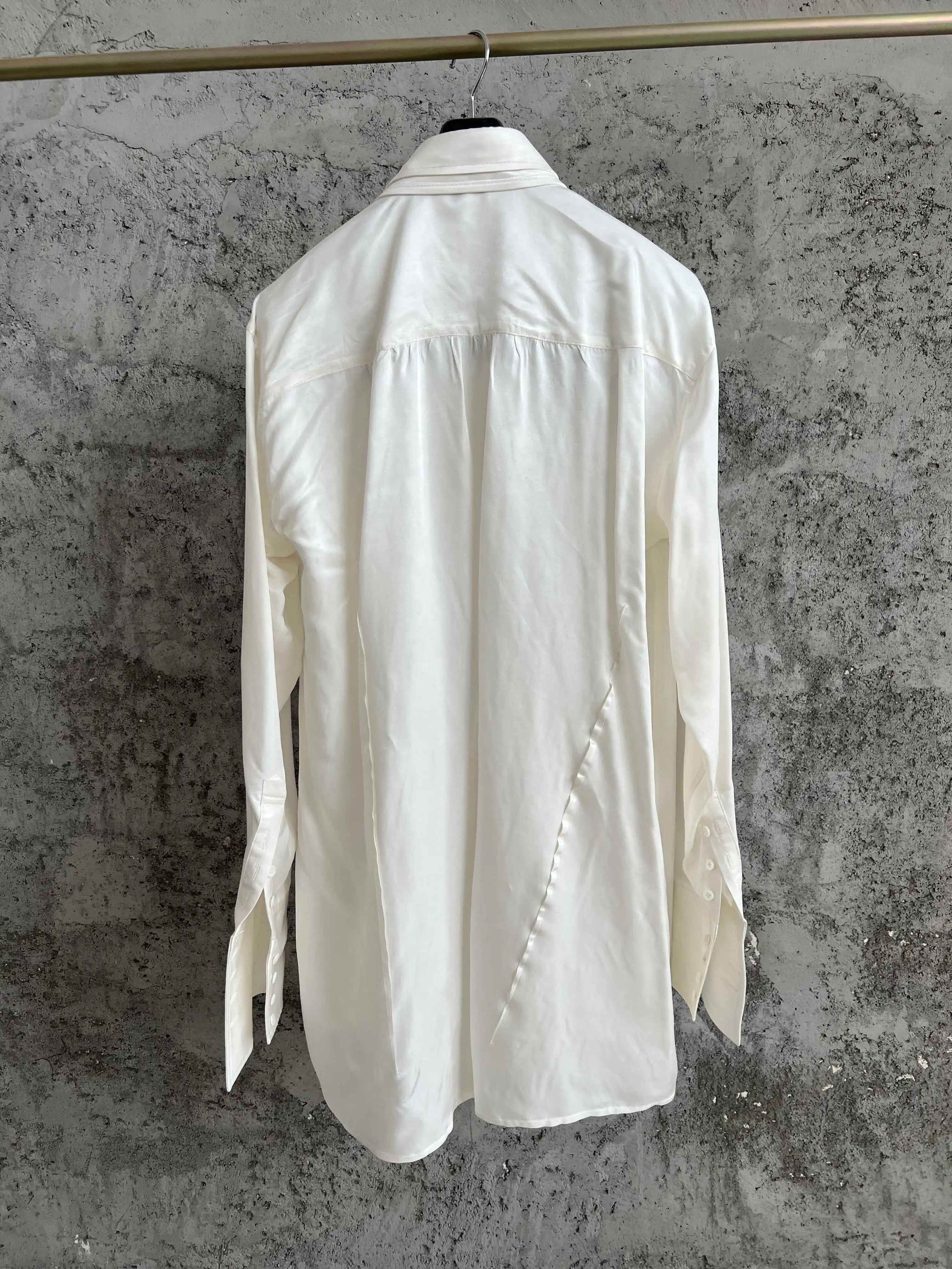 Dieses Hemd verfügt über ein Zellulose-Kragendesign, versteckte Knöpfe an den Manschetten, ein Hemd mit doppeltem Kragen und einreihigem Langarmshirt Image