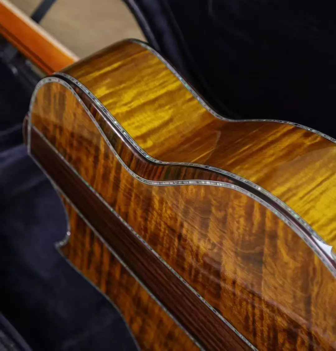 Komplett solide, handgefertigte High-End-Akustikgitarre aus goldenem Sandelholz in voller Skala mit zwei Rückenlehnen Image