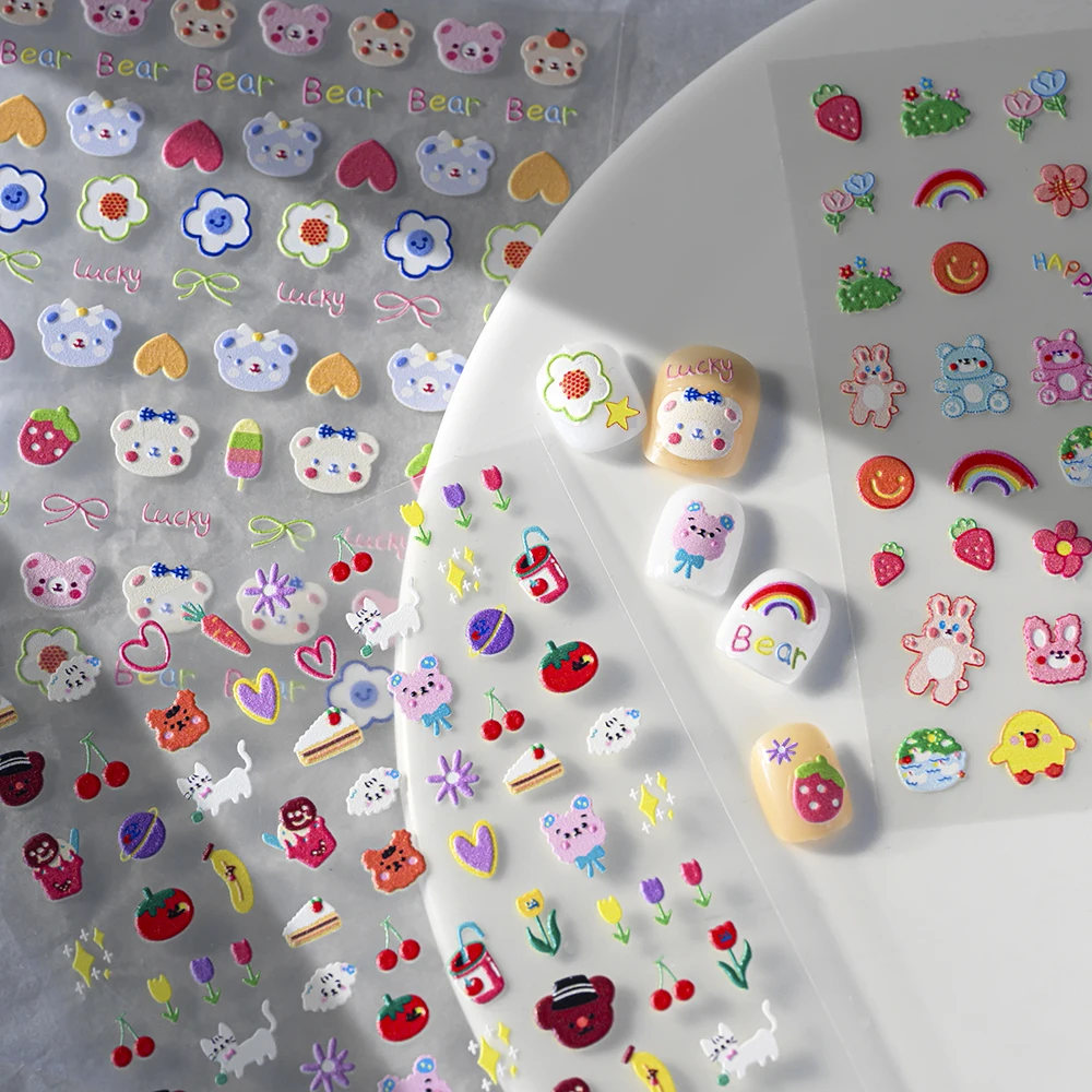 1 Stück 5D Geprägte Bären- und Hasen-Nagelaufkleber Kawaii Tier- und Früchte-Motive Selbstklebende Nagelsticker für Süße Tägliche Liebliche Maniküre Image