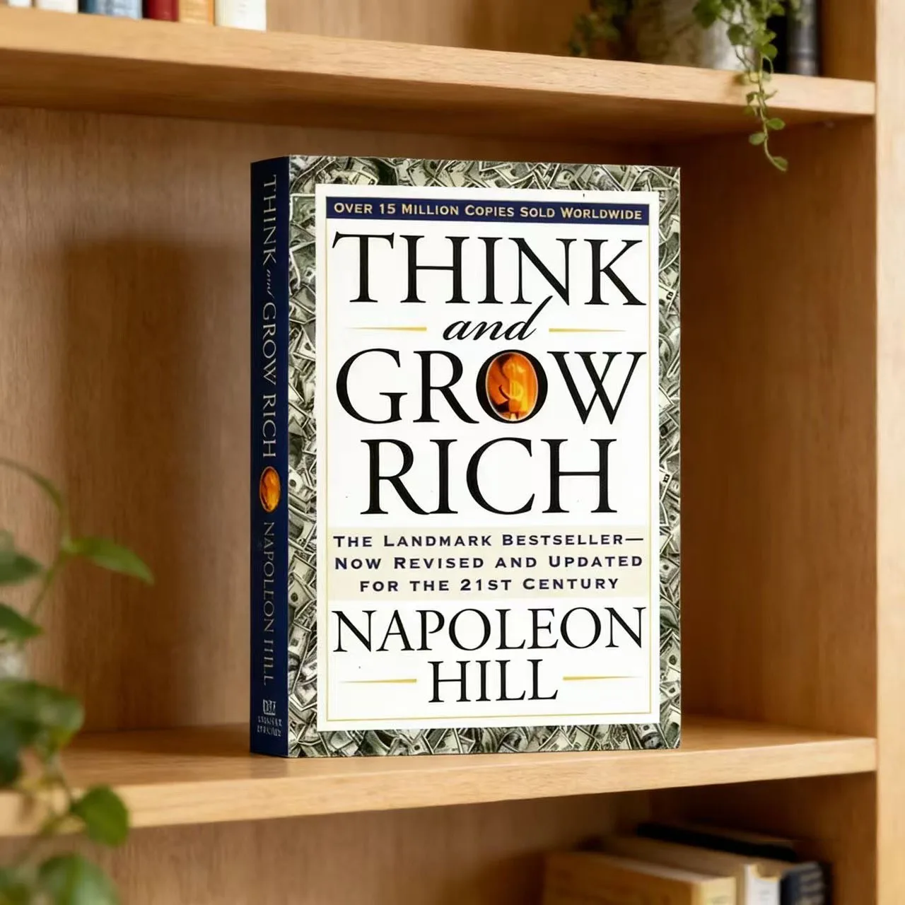Denken Sie nach und werden Sie reich von Napoleon Hill. Der Wahrzeichen-Bestseller, jetzt überarbeitet und aktualisiert für das Buch des 21. Jahrhunderts Image