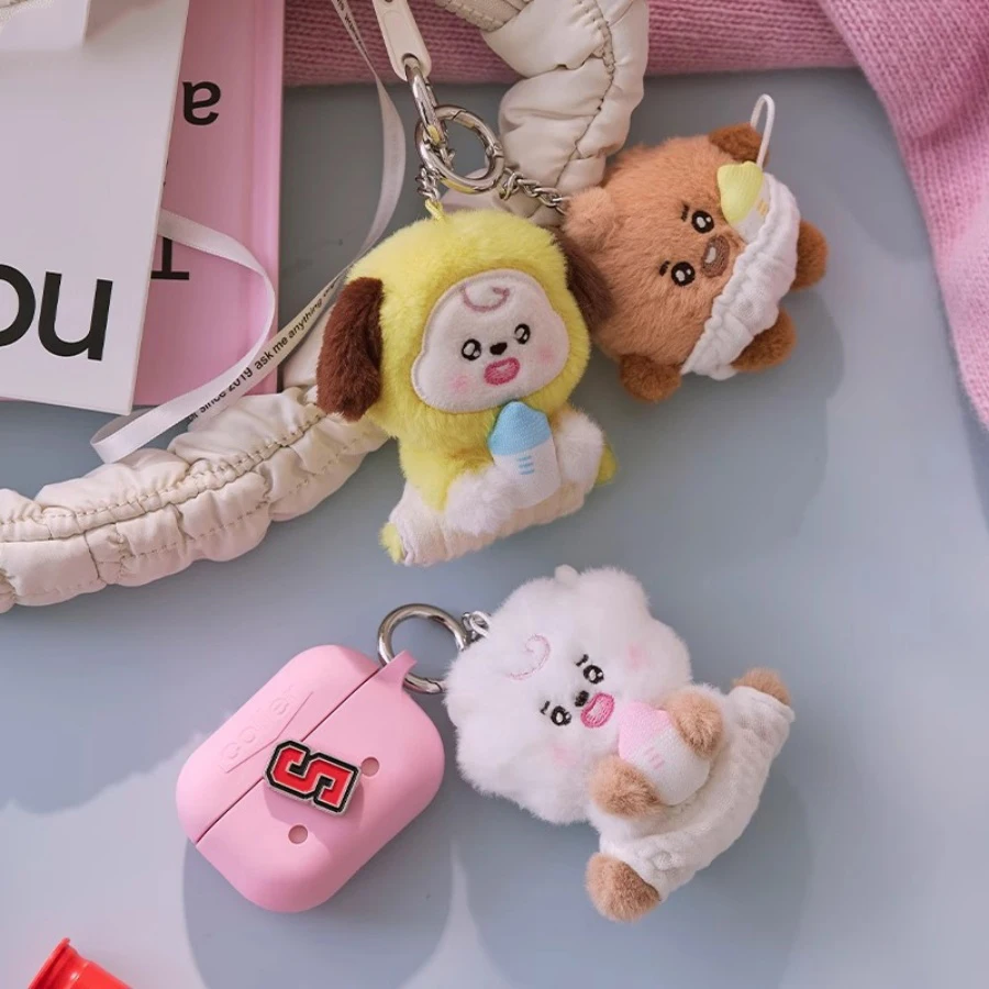 La série de biberons BT21 présente des poupées tenant les biberons et vêtements de bébé, ce qui est extrêmement adorable.