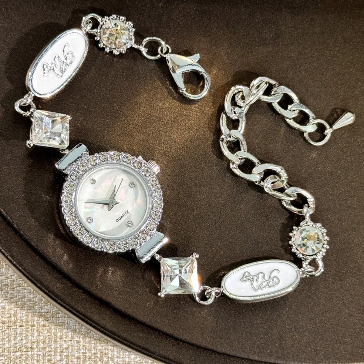 Luxuriöse Gold-Diamant-Damenuhr, Perlmuttzifferblatt, Kristallkette, Elegante Quarz-Armbanduhr für Damen, Perfektes Geschenk Image