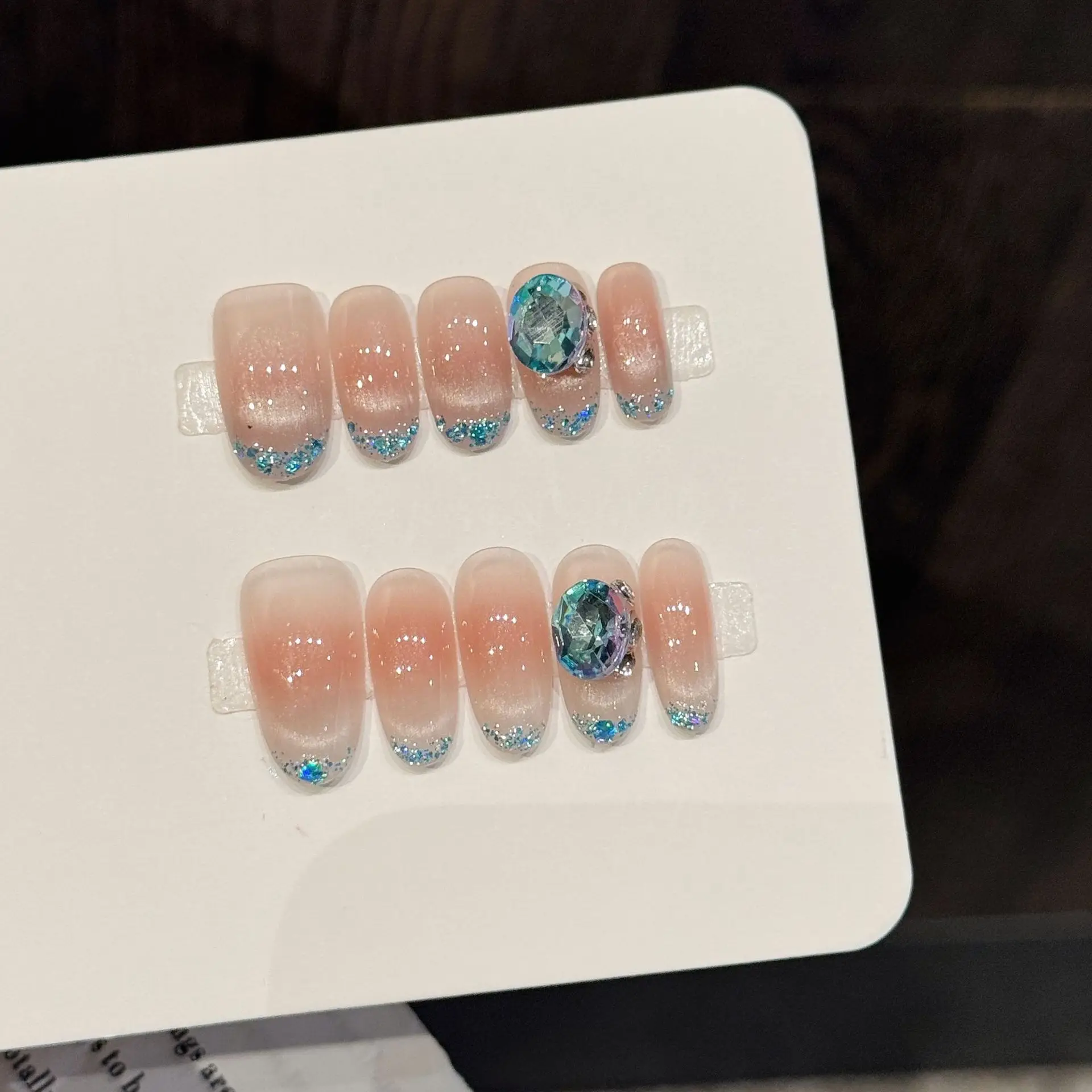 10 Stück ovale handgefertigte Press-On-Nägel, blauer Diamant mit Bare-Powder-Farbverlauf, geeignet für Partys und den täglichen Gebrauch. Image