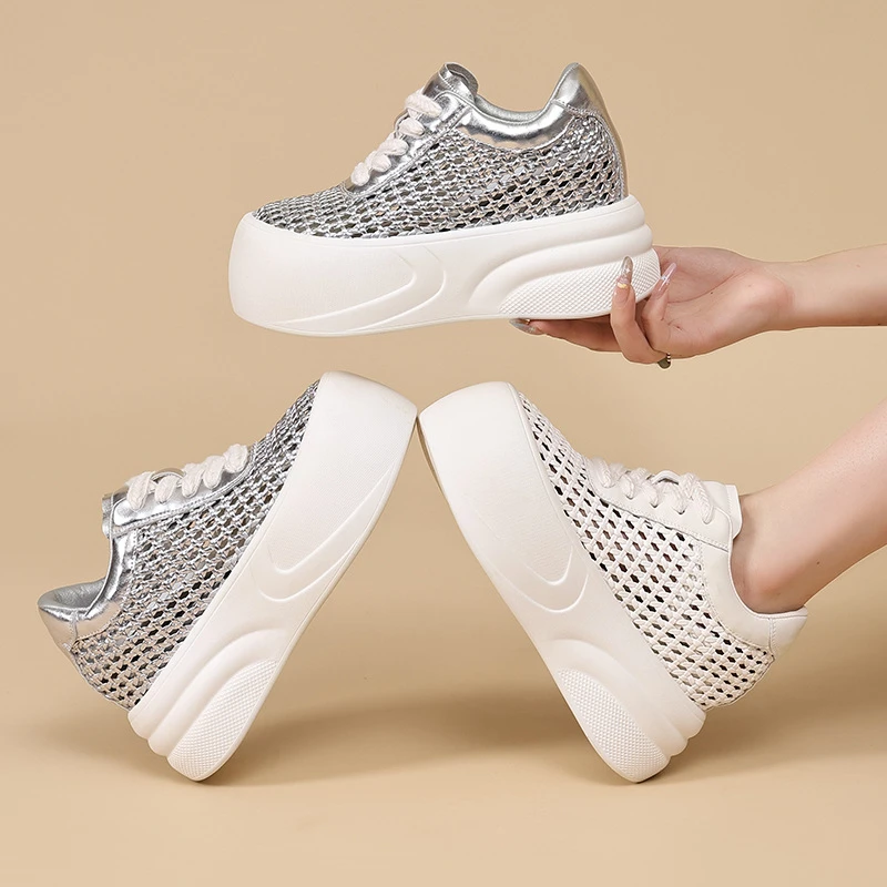 Sommerliche atmungsaktive Mesh-Plateau-Sneaker mit versteckter Höhenerhöhung, lässige All-Match-Schuhe in Weiß-Silber mit dicker Sohle und Hohldesign