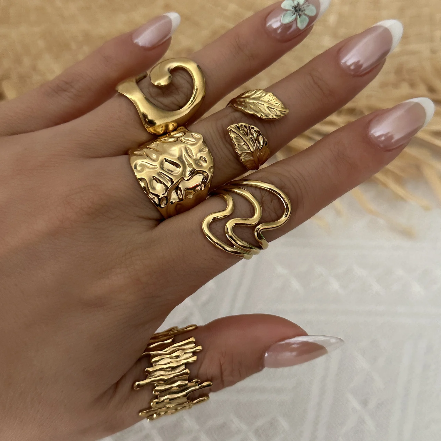 Gmai Vintage Unregelmäßige Edelstahl-PVD-beschichtete Ringe Set für Frauen Retro Hohl Geometrische Stapelbare Ringe Party Schmuck Geschenk Image