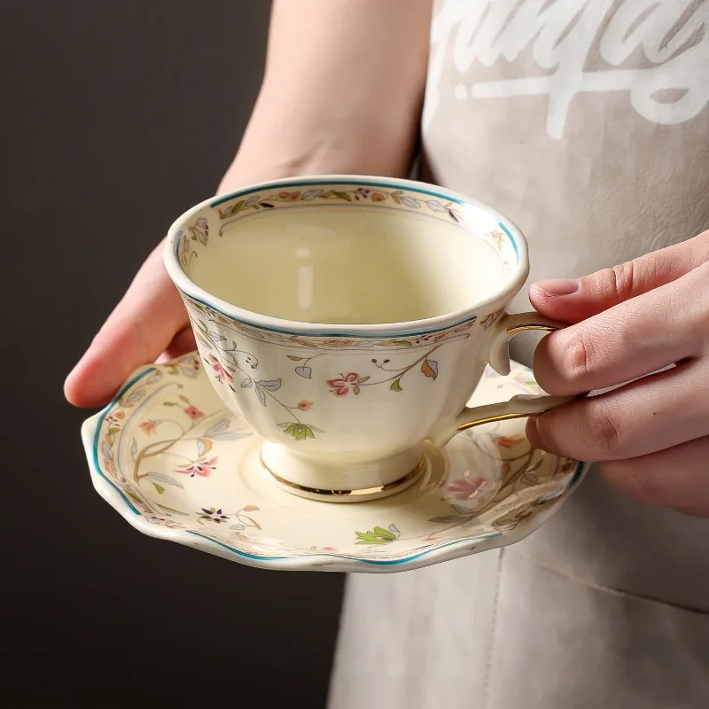 Klassische Keramiktasse mit Blumenrand und Untertasse, Esstisch-Kaffeetasse, Milchtee-Becher, Nachmittagstee-Tasse, Fruchtsaftbehälter Image