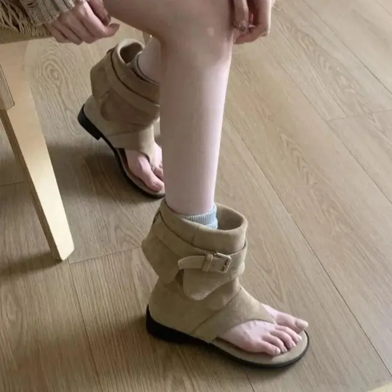 Lässige Flip-Flop-Sandalen, kurze Stiefel, neuer Sommerstil 2026, einzigartige, atmungsaktive römische Sandalen mit Zehenöffnung für Damen Image