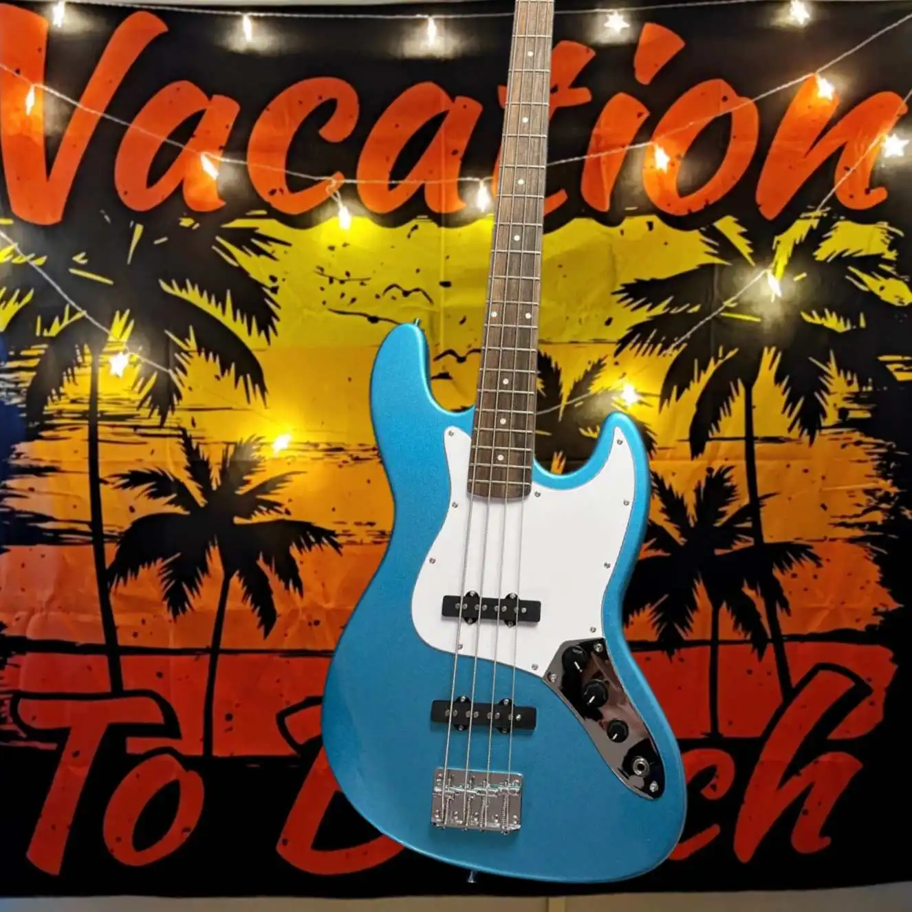 SQ-J-Bass Blaue E-Gitarre SS Tonabnehmer Feste Brücke Pappelkorpus Lorbeerhals Weiße Schutzhülle Kostenloser Versand Geschenke Image