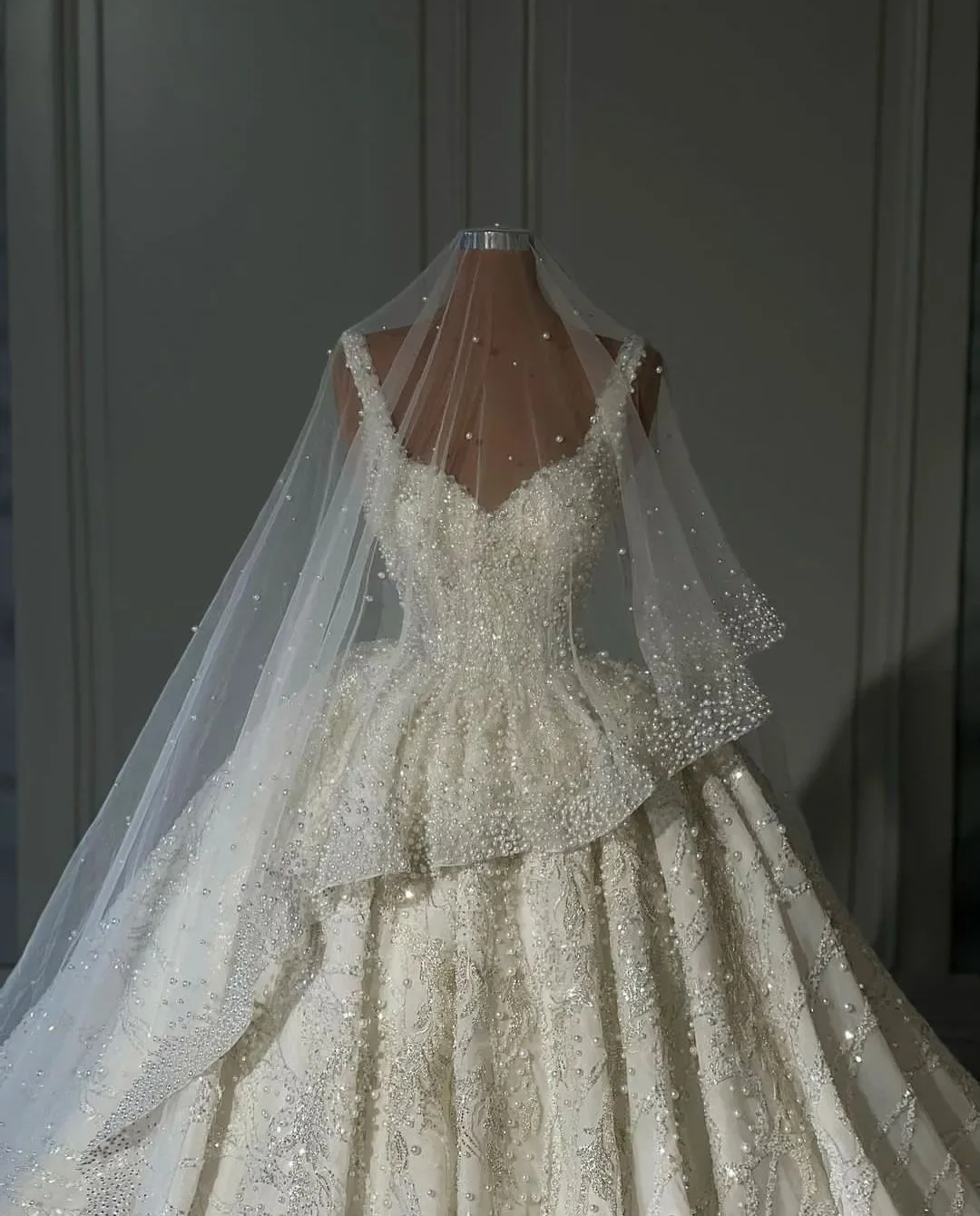 Customized Luxury Ball Gown Wedding Dresses Sleeveless V Neck Sequins Appliques Beaded Pearls Lace Bridal Gowns Vestido de novia