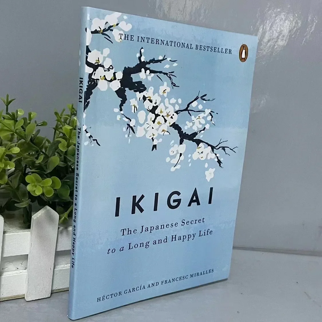Ikigai: Die japanische Geheimphilosophie für ein glückliches und gesundes Leben von Hector Garcia. Buch „Wiederherstellung des Glücks“ + ein Buch über Hoffnung. Image