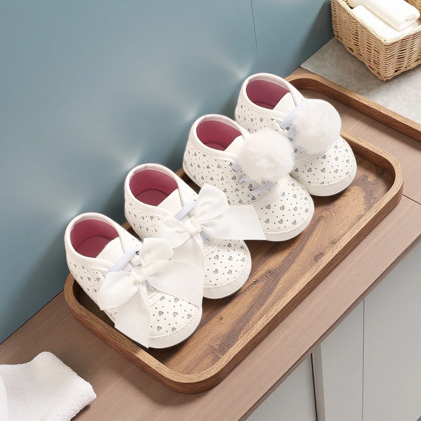 Modische weiße, glänzende Sportschuhe mit Schleifendekoration für Babys im Alter von 0 bis 18 Monaten, hochwertige, rutschfeste Wanderschuhe mit weicher Sohle für den Frühling