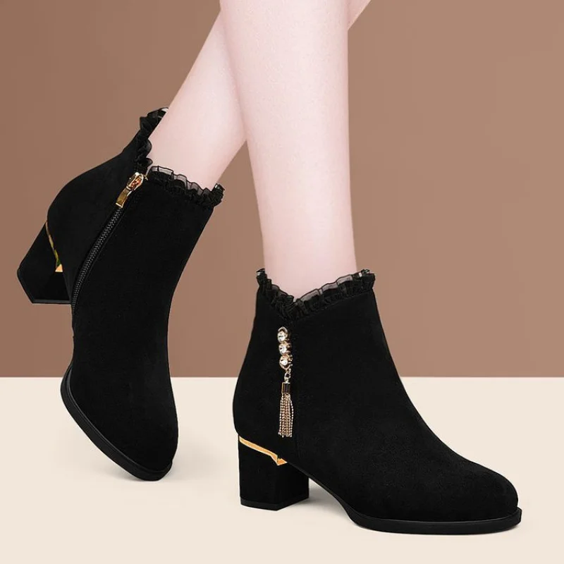 2025, neue Winterstiefel im britischen Stil für Damen – runde Zehen, Quaste, pelzig gefüttert, mittelhoher Absatz, Stiefeletten mit Rauten-Dekor, seitlicher Reißverschluss Image