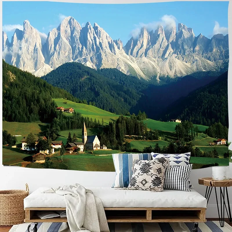 VIKAMA Wandteppich „Altes Bergdorf“, Dolomitgipfel, grünes Tal, Naturlandschaft, Wanddekoration für Schlafzimmer und Wohnzimmer Image