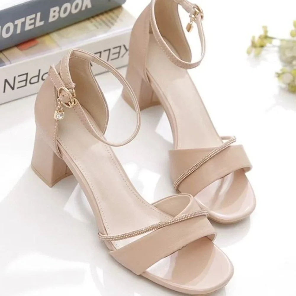 Moderne beige Sandalen mit Blockabsatz, offene Pumps mit Kreuzriemen und Strass-Akzent, bequeme Schuhe für das Büro Image