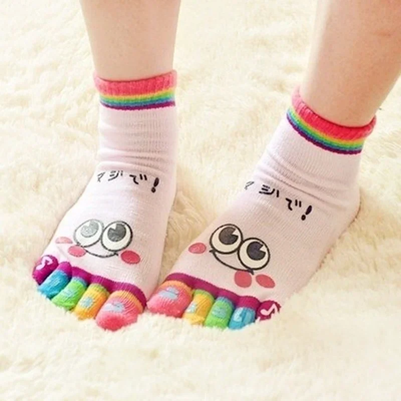Fünf-Zehen-Mid-Tube-Baumwollsocken mit niedlichem Cartoon-Smiley-Bär-Design – Lässige, kurze Zehensocken für bequemes, atmungsaktives Alltags-Tragen Image