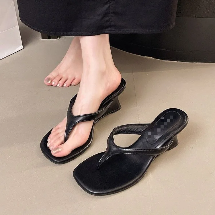 2026 Marken-Keilabsatz-Pantoletten für Damen, Zehensteg-Flip-Flops, schmale Riemen-Sandalen, Freizeitschuhe, Damen-Slipper, Sandalia Mujer
