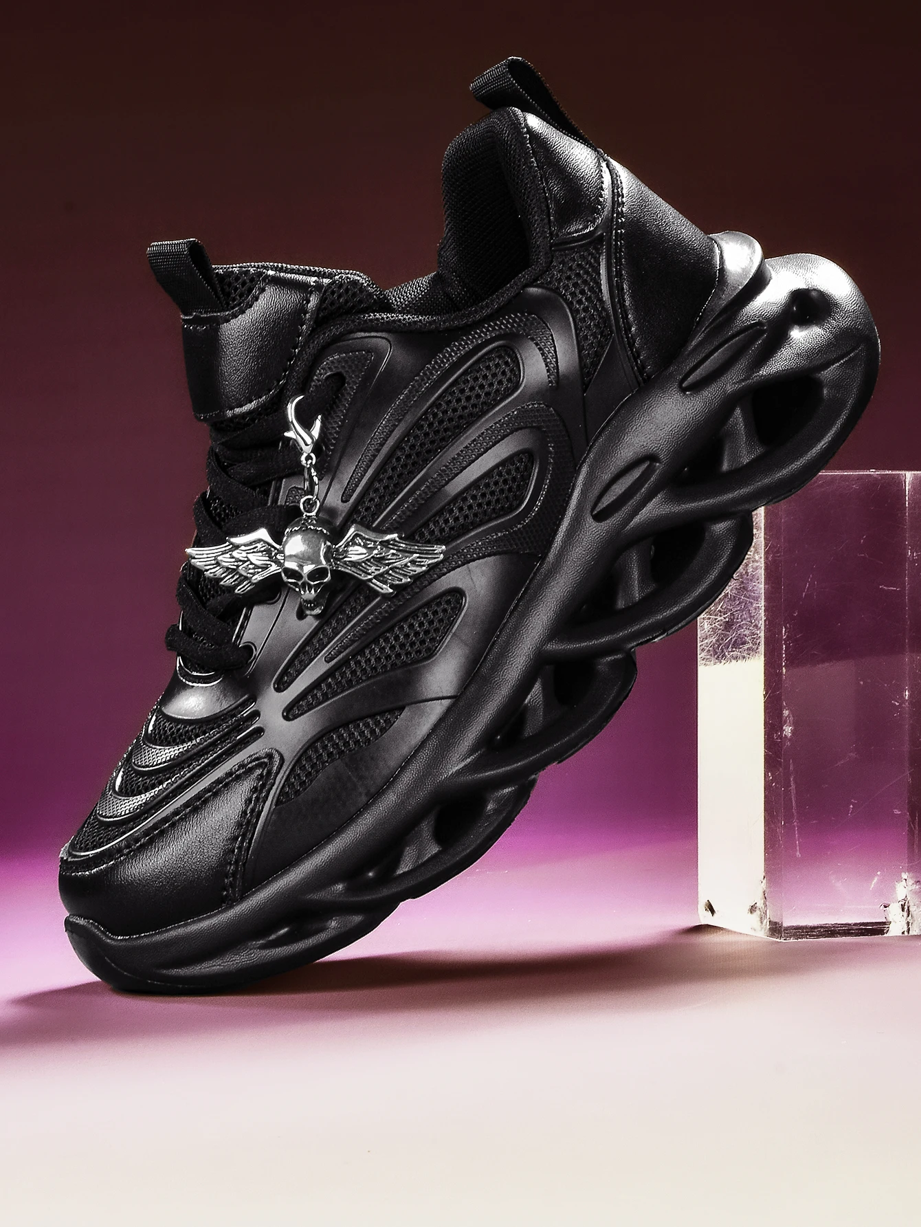 Damen-Schuhe mit dicker Sohle und 5 cm Erhöhung, schwarze vulkanisierte Schuhe, Y2K Dark Gothic-Stil, abnehmbare silberne Engel-Totenkopf-Metallketten-Dekoration, lässige Sneaker mit ausgehöhltem