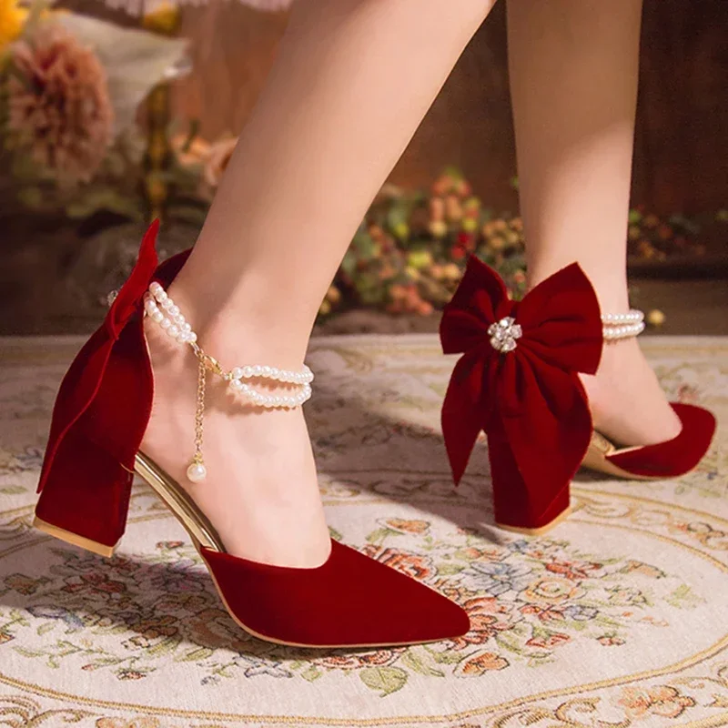 Hübsche große Fliege Damen-Pumps mit dickem Absatz, trendiges rotes Wildleder, Perlen, Schnalle, High Heels, Damen-Hochzeitskleid-Schuhe für Damen, Größe 34–40