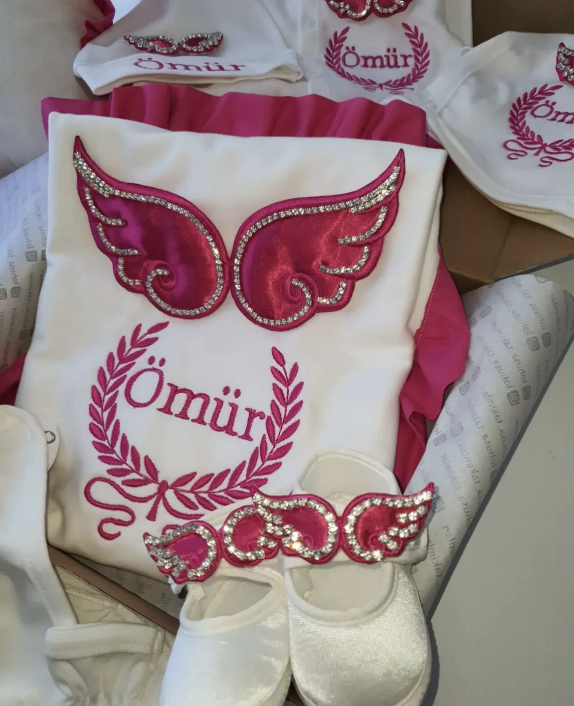Dollbling Krankenhaus-Ausgang, 5 Stück, Stickerei, Name, Neugeborene, Engelsflügel, Strampler, Decke, Kinderzimmer, Bettwäsche, Swaddle, handgefertigtes Säuglings-Outfit Image