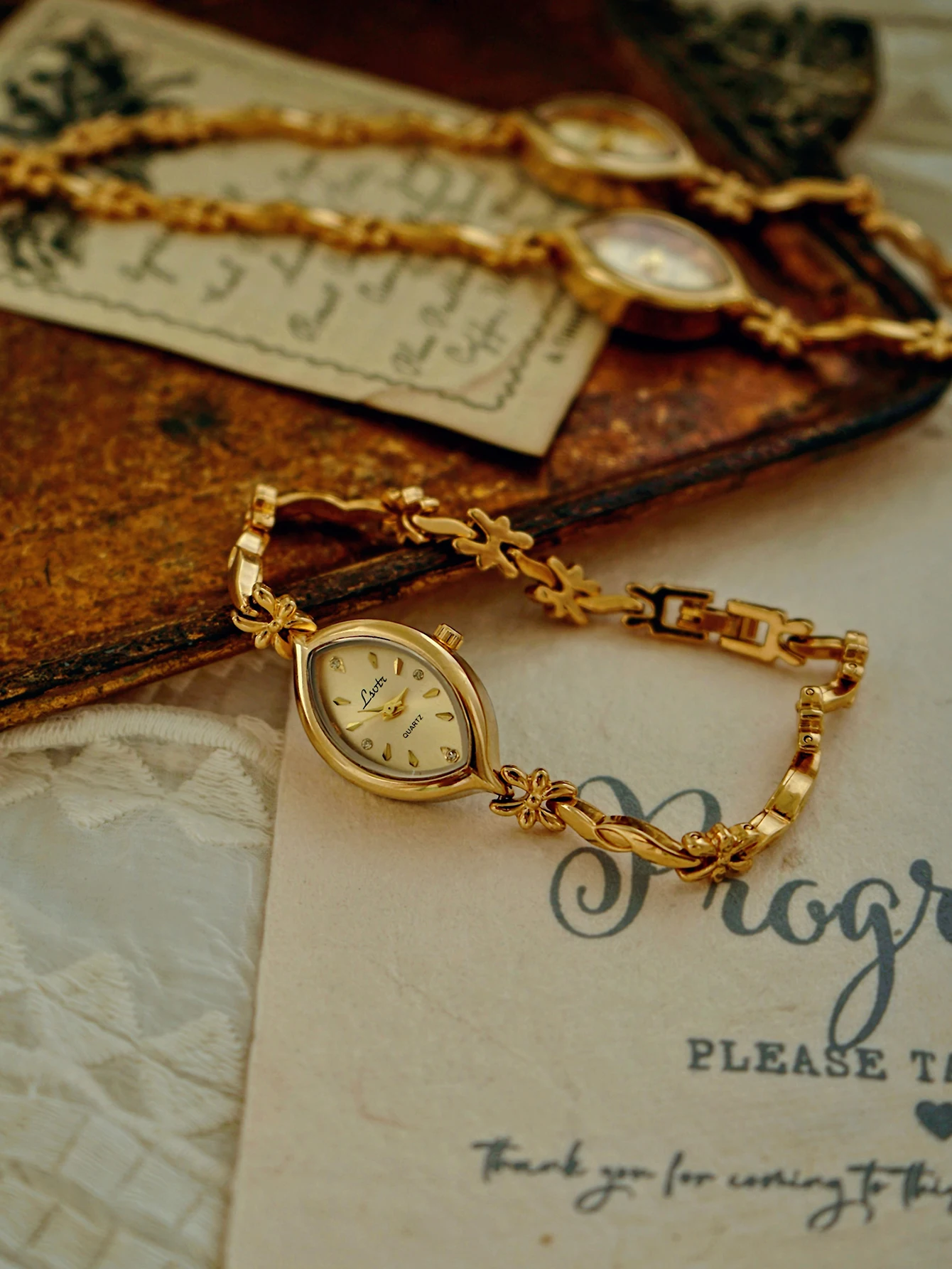 1 neue französische Retro-Damenuhr mit goldenem Zifferblatt, schlichtes Design, luxuriös, elegant, kompakt, wasserdicht, Armbanduhr, Damen-Quarzuhr. Image