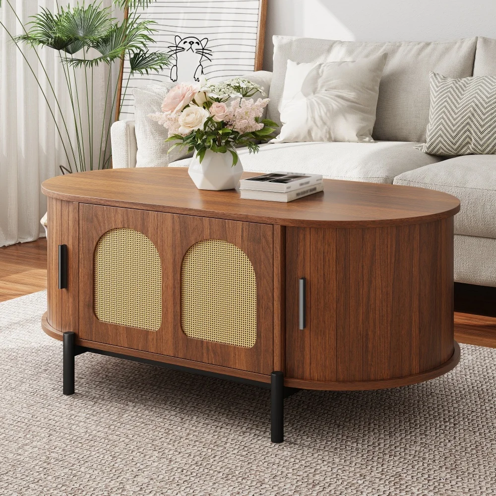 Ovaler Couchtisch mit Rattanelementen, Schiebetüren, Holzoptik und Metallfüßen, multifunktionaler Wohnzimmertisch mit praktischem Stauraum. Image