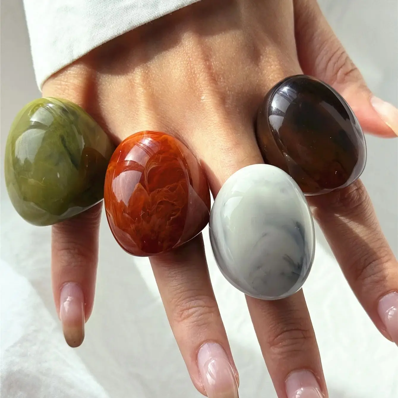 4-teiliges Set voller Ringe aus kräftigem Harz mit Farbverlauf, modischer Statement-Schmuck für Frauen, perfekt für Partys und Urlaub Image