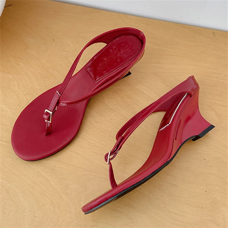 Eilyken Designer Schnallen-Clip-Zehentrenner Damen Pantoletten Mode Keilabsatz Sandalen Sommer Flip-Flops Damenschuhe